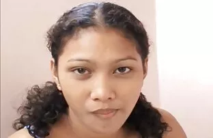 XXX خانم جوان در یک خز با یک عکس متحرک کیر و کوس خروس لاستیکی سیاه سرگرم کننده است