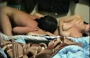 XXX Svita او را روی یک میز قهوه کیر تو کس عکس گذاشت و شروع به بلع کرد