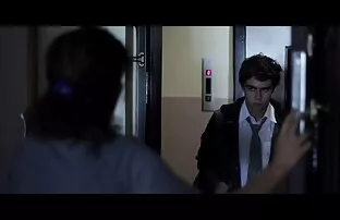 XXX دو دختر و پسر جوان به صورت دومینو بازی می کنند ، سپس پرونده را کنار می گذارند و به عکسکیر توکس باند می روند