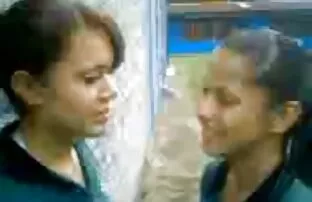 XXX آسیایی که از یک خروس بزرگ سیاه بیرون عكس كير كس می آید
