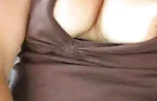 XXX یک بلوند با سینه های بزرگ عضو را کیر و کوس متحرک در اعماق توپ می بلعد